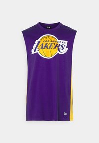 Ljubičasta majica bez rukava s logotipom "Los Angeles Lakers" i žutim bočnim panelom. Izrađena od glatkog, laganog materijala.