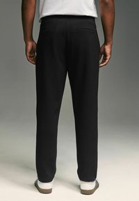 Next TEXTURED REGULAR FIT - Pantaloni - black
