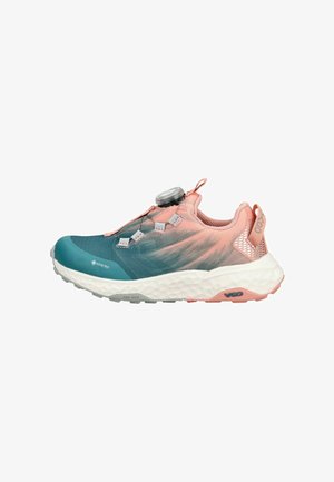 Chaussure de trail running en dégradé de bleu sarcelle et rose avec une semelle blanche amortissante, matériau Gore-Tex et système de fermeture à molette.