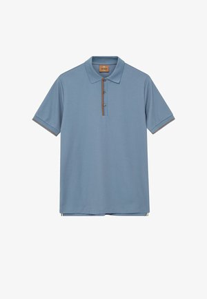 Polo bleu à manches courtes avec trois boutons, bordure marron sur la patte de boutonnage et les bords des manches, et un col.