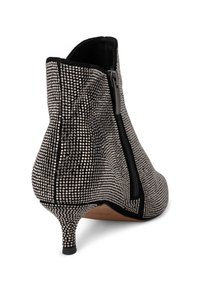 Bottine noire avec de petits clous argentés sur toute la surface, talon kitten, et une fermeture éclair noire sur le côté.