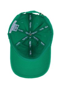 Zöld pamut sapka, ívelt karimával és belső bélésével, fehér szöveggel és grafikai mintákkal. A varrás látható a karimán.