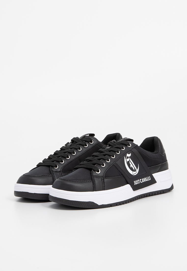 Czarne buty sportowe wykonane z syntetycznej skóry, z białą podeszwą środkową, okrągłym noskiem, zapinane na sznurówki oraz z metką z logo po boku.