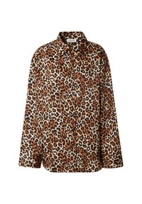 Shirt met luipaardprint, voorzien van een kraag, lange mouwen en knopen in tinten bruin, oranje en zwart op een beige achtergrond.