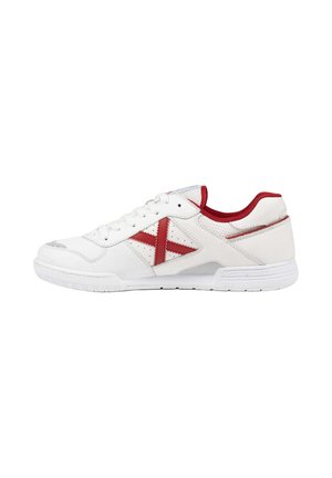 Zapatilla deportiva de cuero blanca con detalle de cruz roja en el lateral, forro interior rojo, cordones blancos y suela blanca sobre un fondo liso.