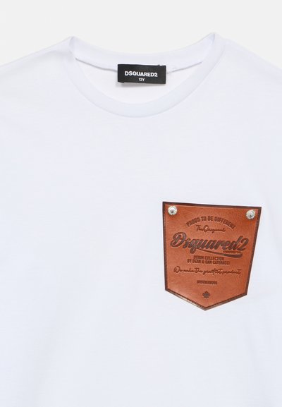Λευκό μπλουζάκι με στρογγυλή λαιμόκοψη και καφέ δερμάτινη τσεπή με ανάγλυφο λογότυπο Dsquared2 και ασημένιες λεπτομέρειες με ριβέτες.