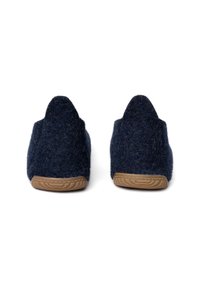 Jūras kara flotes zilo samta čību pāris ar aizmugures papēdi, gumijas zole ar teksturētu rakstu. Mīksta, pūkaina tekstūra ar smailu aizmugurējo dizainu.