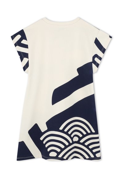 T-shirt en coton blanc cassé avec des motifs géométriques abstraits bleus marine, comprenant des designs ondulés et des lignes angulaires sur les manches et le corps.