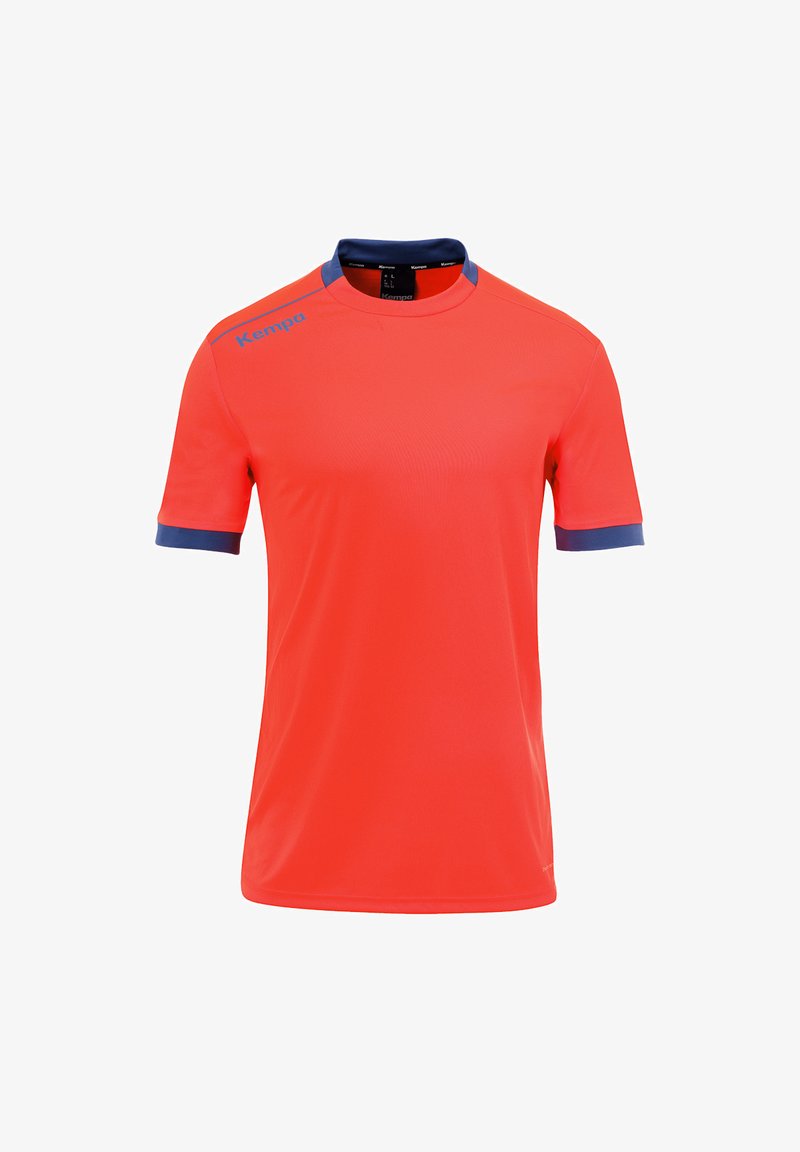 Rotes Sportshirt mit kurzen Ärmeln, ausgestattet mit einem marineblauen Kragen und Ärmelakzenten. Strukturierter Stoff mit "Kempa"-Logo auf der Schulter.