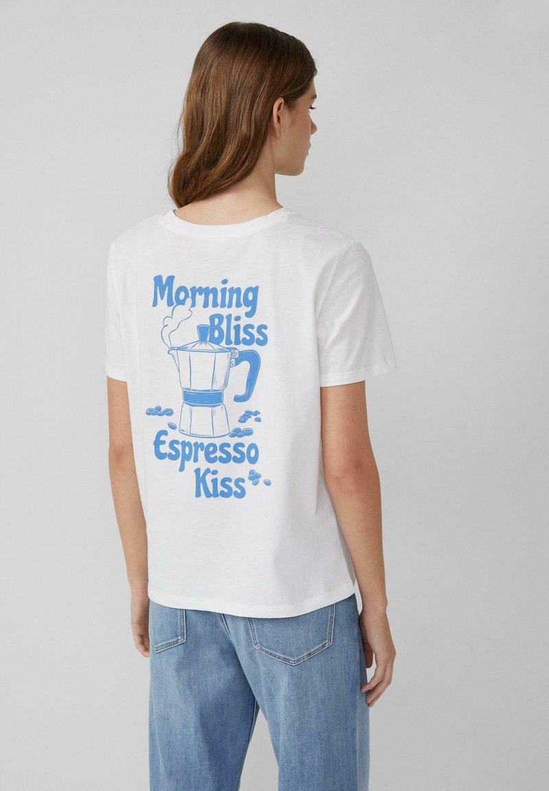 Weißes Baumwoll-T-Shirt mit einem blauen grafischen Design, das den Text "Morgenfreude" und "Espresso-Kuss" sowie eine Illustration einer Kaffeekanne zeigt.