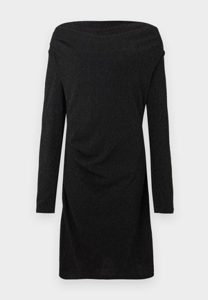 Robe noire décolletée épaule, en tissu texturé et côtelé. Manches longues avec un détail drapé et une silhouette ajustée. Design sophistiqué.