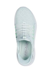 Zapatilla azul clara de tipo slip-on con parte superior de malla texturizada y cordones elásticos. Presenta una plantilla acolchada y suela blanca con sutiles acentos en verde.