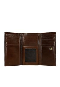 Portafoglio in pelle marrone con più slot per carte, una finestra trasparente per l'ID e una chiusura a scatto. Texture liscia con una leggera lucentezza.
