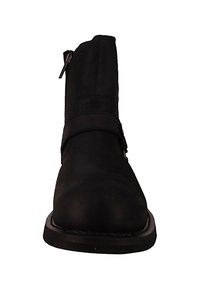 Botín de cuero negro hasta el tobillo con cremallera lateral, suela plana y una correa decorativa alrededor de la parte media del pie para un detalle añadido.
