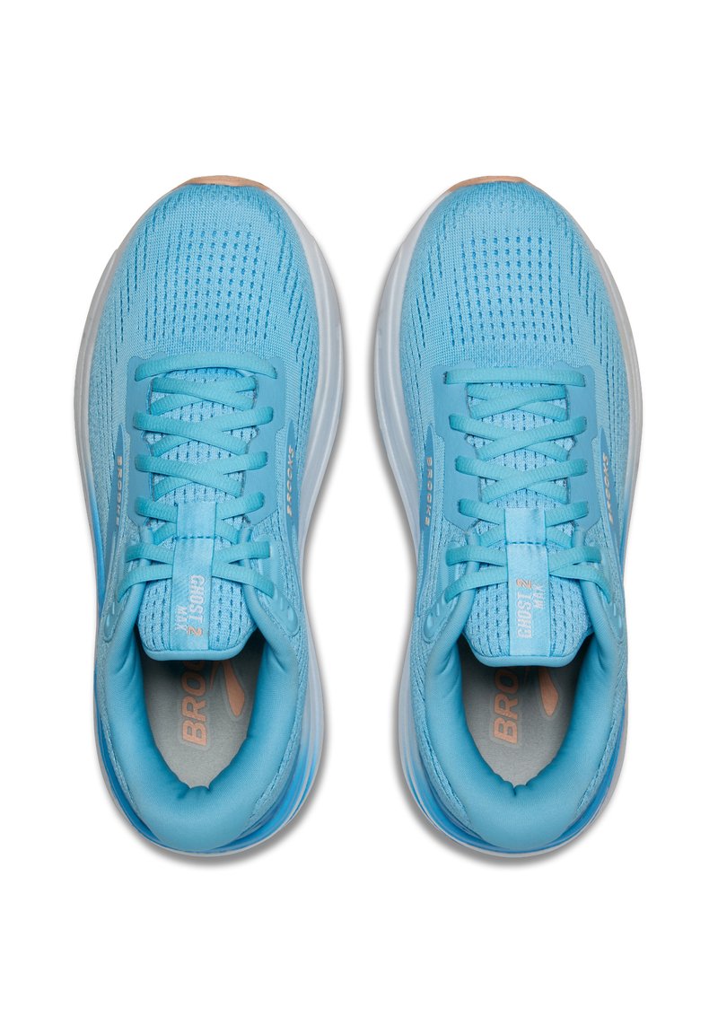 Helle blaue Laufschuhe mit einem atmungsaktiven Mesh-Obermaterial, flachen Schnüren, gepolsterten Sohlen und dezentem Branding an der Seite.