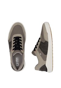 Baskets en mesh gris clair et daim avec lacets noirs, semelles en caoutchouc et accents orange. Dotées d'un intérieur rembourré et de panneaux latéraux texturés.