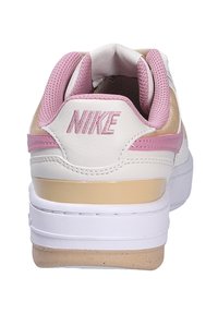 Baskets Nike avec une tige en cuir blanc, accents rose et doré, col rembourré et languette en maille rose texturée. Semelle extérieure en caoutchouc léger.