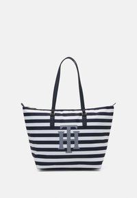 Laulukas navy ja valkoinen raitainen olkalaukku, jossa on kaksinkertaiset kantokahvat, vetoketjukiinnitys ja silmiinpistävä logo keskellä. Valmistettu kestävästä kankaasta.