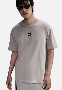 Unselected, grau