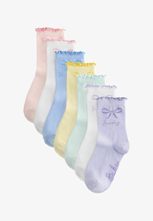 Kuus paar pastelltoonides pahkluu sokke: roosa, valge, sinine, kollane, roheline ja lavendlililla. Igal sokil on paelaväär ja tikitud tekst.