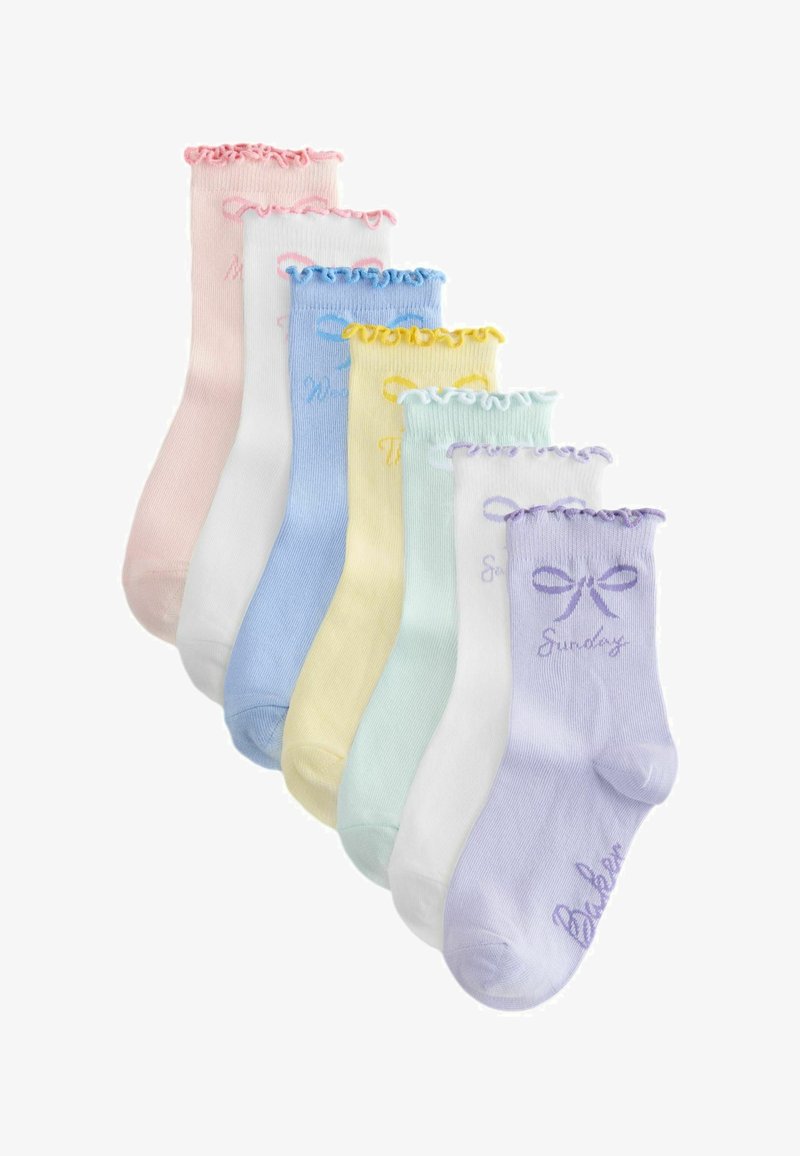 Set od šest gležnjača u pastelnim bojama: ružičasta, bijela, plava, žuta, zelena i lavanda. Svaka ima naborani rub i izvezeni tekst.