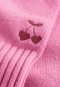 Tessuto di maglia rosa con texture a coste, caratterizzato da un disegno di ciliegia ricamato in marrone. Include dettagli di cucitura a contrasto.