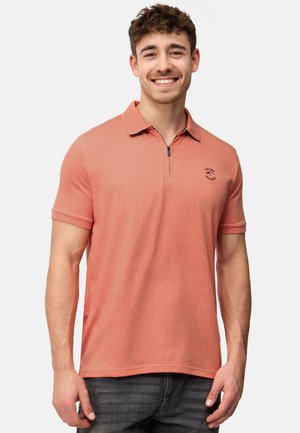 Korte mouwen polo shirt in zalmroze met een kraag en een ritssluiting. Bevat een klein blauw logo op de borst en heeft een gladde textuur.