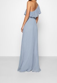 Robe maxi bleu clair, décolletée, avec un col rufflé, une texture plissée et une jupe fluide conçue pour un ajustement décontracté.