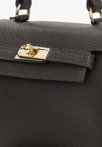 Czarna skórzana torebka o teksturowej powierzchni, z elementami w kolorze złota i zapięciem na zatrzask. Posiada przeszyty akcent wzdłuż uchwytu.