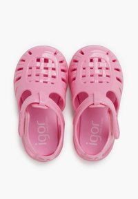 Roze plastic sandalen met een open weefontwerp, voorzien van een achterband en een gladde textuur. Merk zichtbaar op de binnenzool.