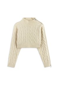 Pull court couleur crème avec un motif en maille torsadée, col et poignets côtelés, présentant un détail de zipper argenté sur l'épaule gauche.