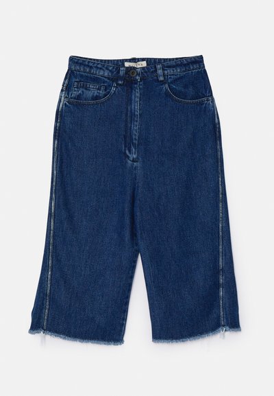 Jeans culottes i dyp blå med frynsete kant, fem lommer og knappelukking. Har rett ben og subtile falmede detaljer.