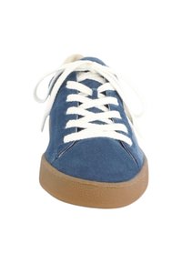 Blå canvas sneakers med vit snörning, texturerad brun gummisula och rundad tådesign. Enkel och praktisk stil.