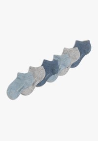 Set di cinque calzini alla caviglia in diverse tonalità di blu e grigio. Realizzati in tessuto morbido con una texture a coste e dettaglio del logo sul lato.