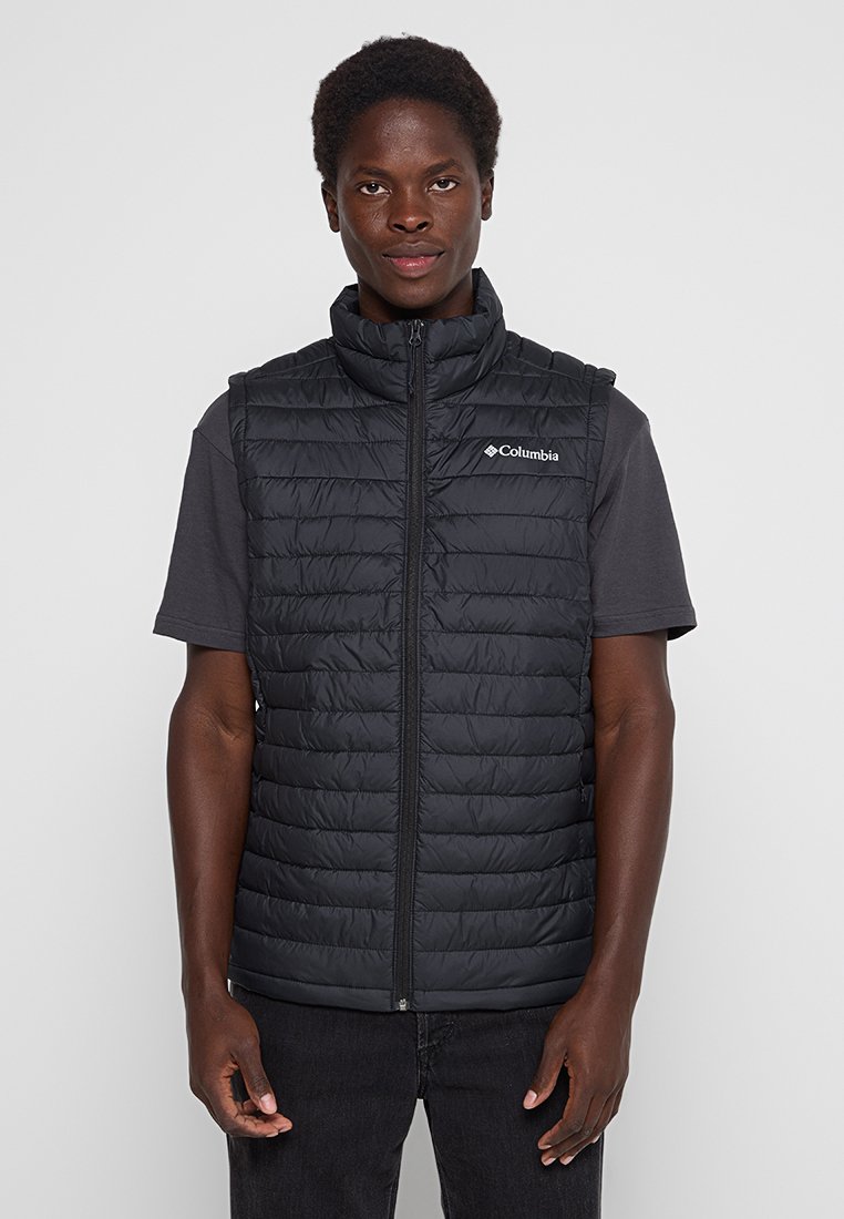 Gilet imbottito nero con colletto alto, chiusura con zip e logo Columbia sulla parte superiore sinistra; presenta una texture trapuntata con un design slim fit.
