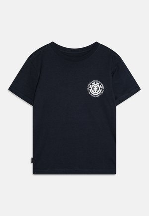 Marineblauwe katoenen T-shirt met korte mouwen en een ronde halslijn. Heeft een cirkelvormig wit logo op de borst en een label aan de zoom.