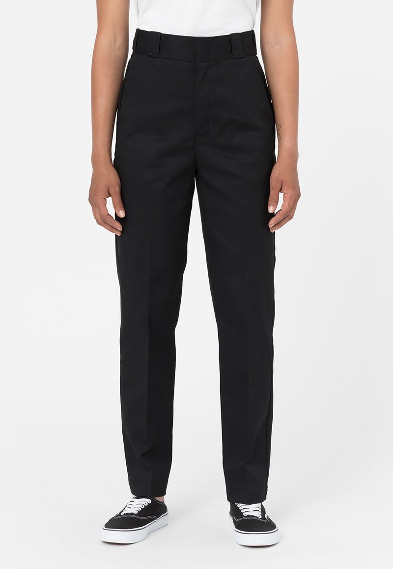 Svarta byxor med high waist, slät front, sidofickor och bälteshällor. Tillverkade av ett slätt tyg med rak benform.