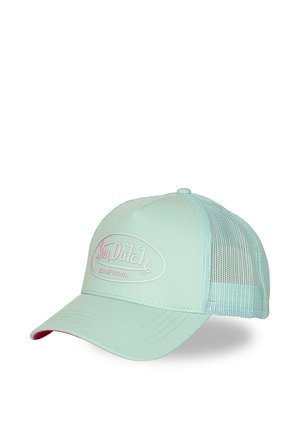 Gorra trucker azul claro con parte trasera de malla y logo «Von Dutch California» en el panel frontal en letras blancas en relieve.