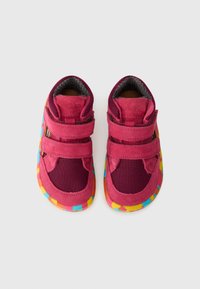 Rosa und lila Schuhe mit zwei Klettverschlüssen, Netzpaneelen, gepolstertem Kragen und einer mehrfarbigen gemusterten Sohle. Strukturierte Obermaterialien.