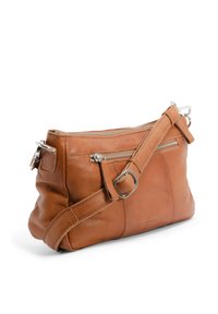 Borsa a tracolla in pelle marrone con una texture liscia, dotata di due scomparti con zip e di una tracolla rimovibile con una fibbia in metallo.