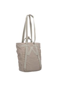 Tote bag in licht beige nylon met twee stoffen schouderbanden. Voorzien van zijvakjes en kruisbanden op de voorkant voor extra ondersteuning.