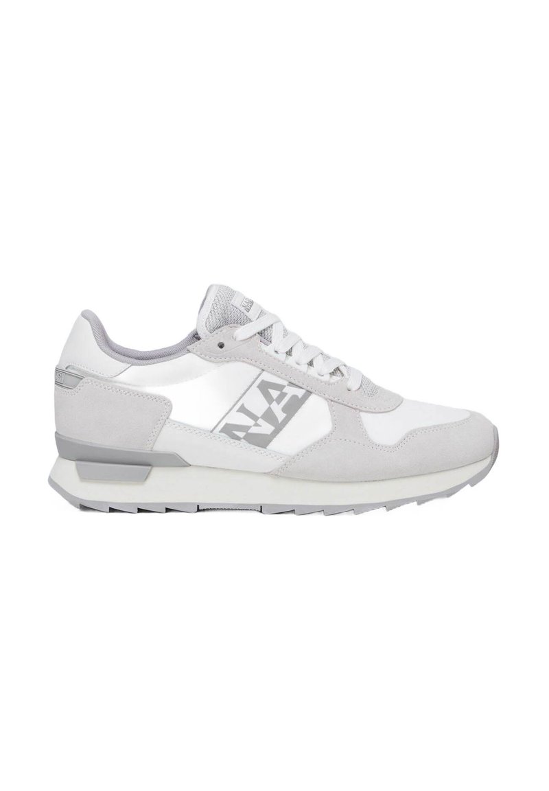 Hvide og grå atletiske sneakers med en overdel i ruskind og mesh, teksturerede accenter og et mønstret logo på siden samt en gummisål.