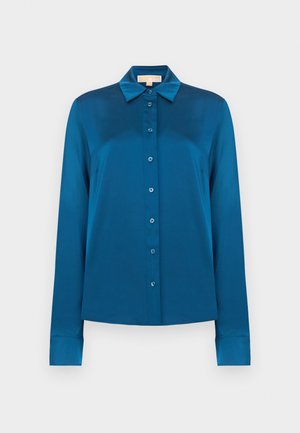 Bluza albastră mătăsoasă cu mâneci lungi, guler și nasturi în față, expusă pe un fundal alb simplu.