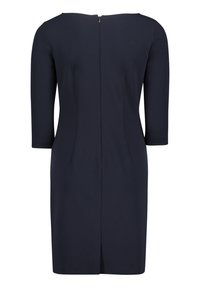 Abito blu navy con maniche a tre quarti, zip sul retro, pieghe sottili e scollatura a barca, realizzato in un tessuto liscio ed elasticizzato.