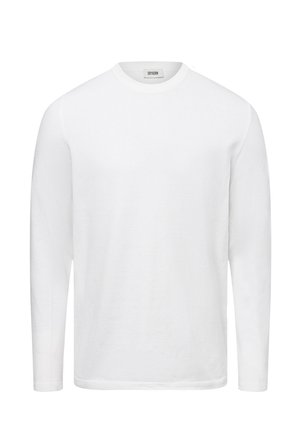 Weißer, langärmeliger Rundhalspullover mit einem Etikett im Kragen, das "DRYKORN" liest, vor einem einfachen Hintergrund präsentiert.