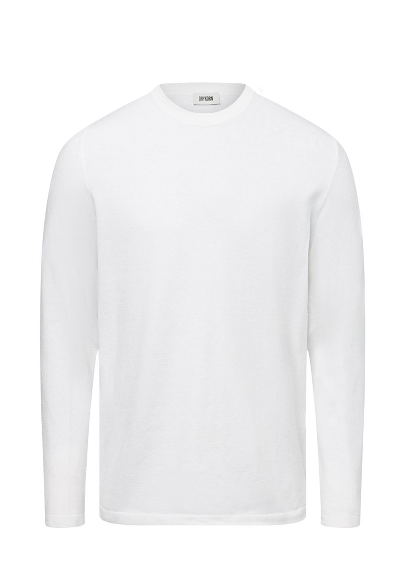 Weißer, langärmeliger Rundhalspullover mit einem Etikett im Kragen, das "DRYKORN" liest, vor einem einfachen Hintergrund präsentiert.