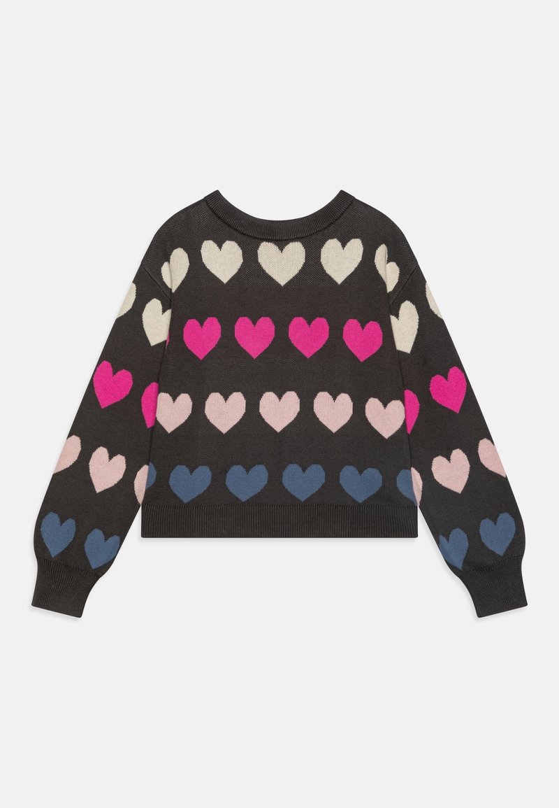 Pull noir à manches longues avec des rangées de motifs de cœurs roses, bleus, blancs et rouges sur le corps et les manches.