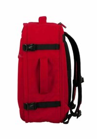 Rode rugzak met zwarte schouderbanden, een handvat aan de bovenkant en een zijgesp. Heeft een rechthoekige vorm en een gestructureerde stof voor duurzaamheid.