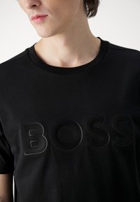 BOSS - T-shirt z nadrukiem