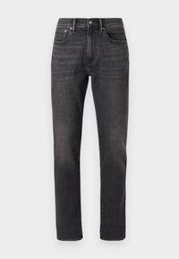 Jeans de mezclilla negra con un diseño de pierna recta, que incluyen bolsillos delanteros, un cierre de botón y un sutil desgaste en la tela.